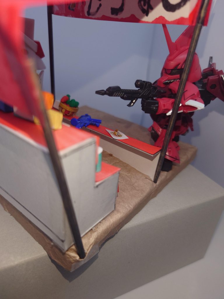 後ろから撮影です📸ゲルググは真ん中のMG狙いですッ!手前にもコルクを置いて射的屋っぽくしてます(*^^*)手に持ってるものは違いますが…(;¬∀¬)