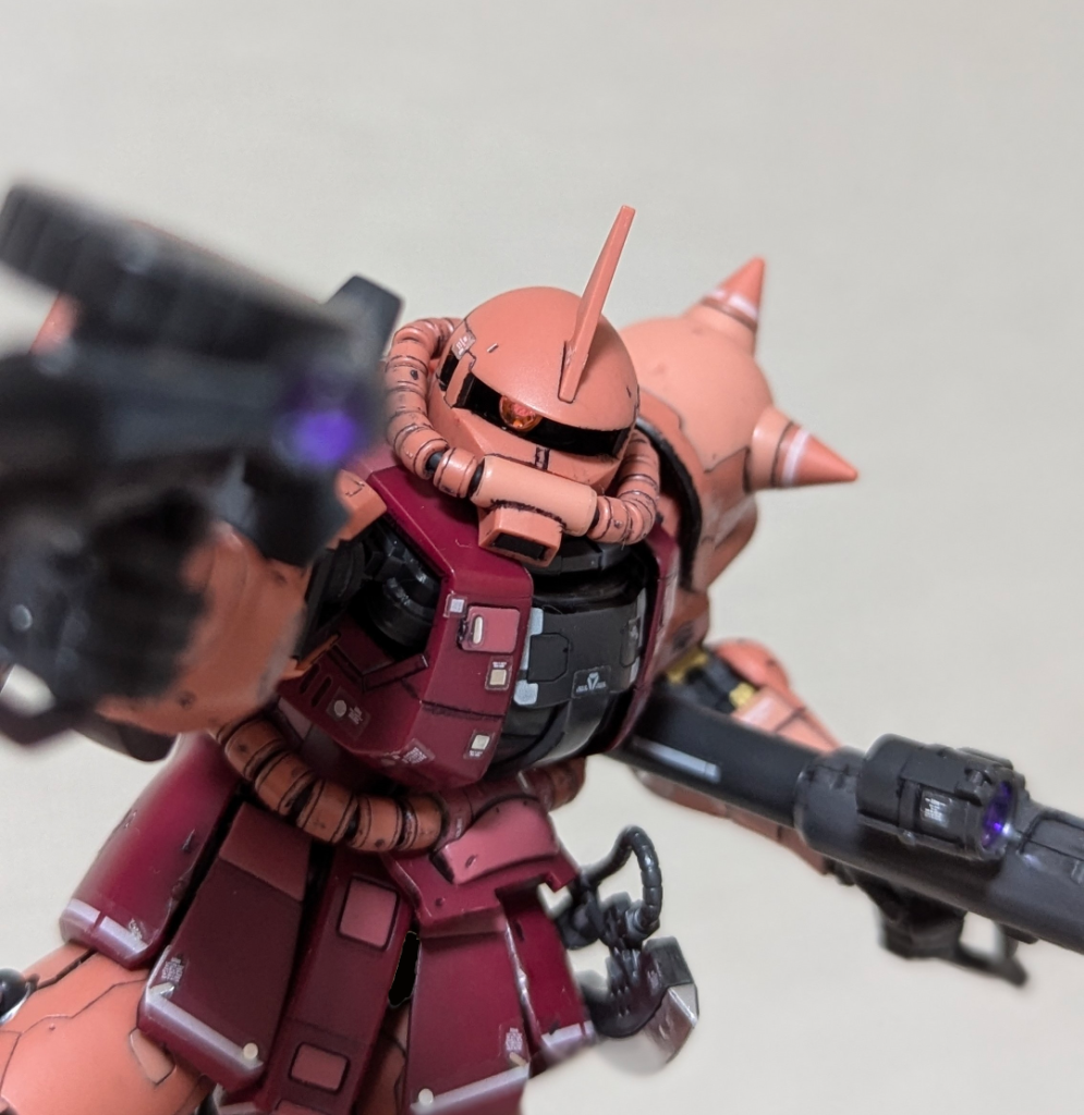 モノアイはHアイズ、スコープはオリジナルパーツの裏面塗装とラピーテープ処理。