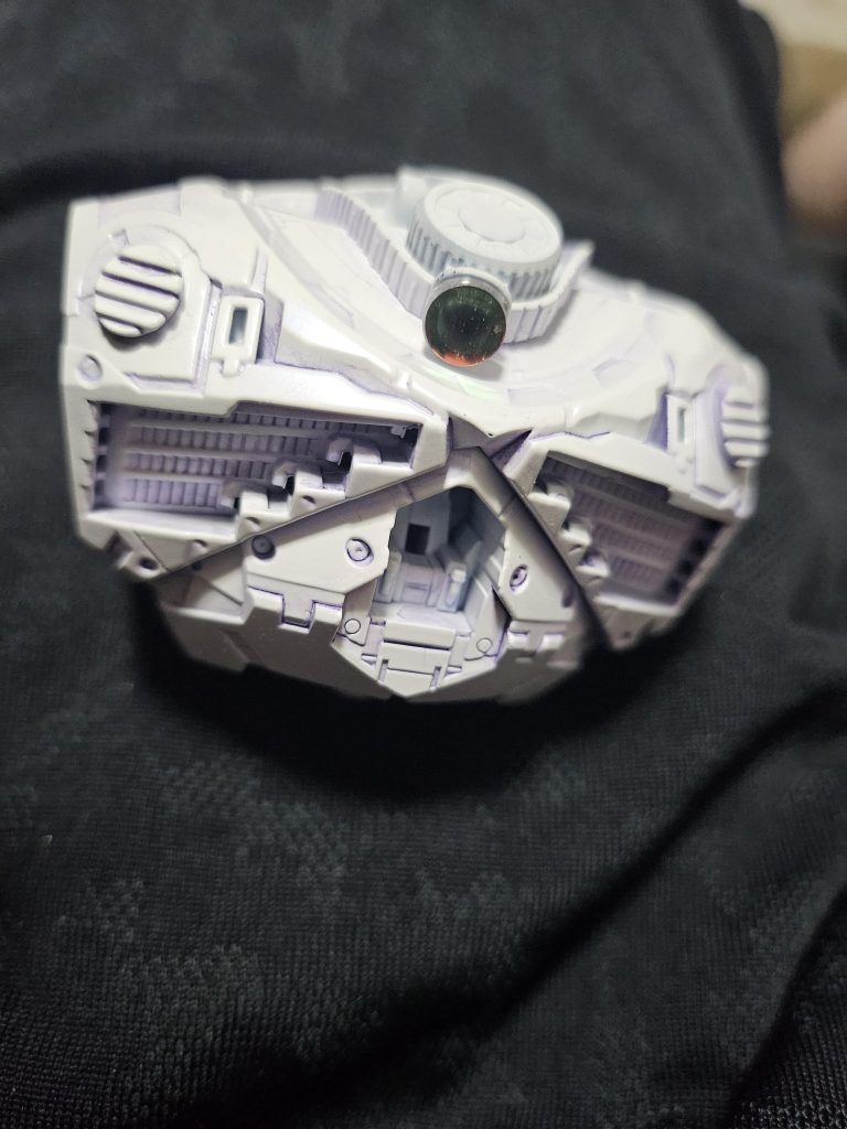 フレームは真っ白に紫の墨入れ