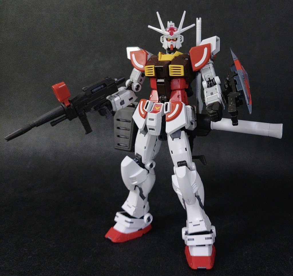 基本工作完了時点の画像です。15時ごろから取り掛かって翌12時までご飯食べるの忘れてましたf(^_^;) (途中6時間位寝てます)今回も以前のRGラーガンダム1.0と要領は同じ。◯頭…EGの頭と首のダブルボールジョイントを使用。胴体側のボールを少し削り、RGの軸受けに合わせます。◯肩…EGの裏面にRG肩アーマーの軸受けパーツを接着。◯腰…フロントアーマーのフレームパーツからヘリウムコアの受けを削って平らにし、その上からEGのフロントアーマーを接着。◯膝…RG膝フレームの上端をカット。EG膝アーマーの裏側を目一杯削って接着。密着度は1.0の方が高いかも。◯バックパック…今回はなんと無改造で装着できました。前回同様適当なジャンクで上側をデコり、スラスターはRGのバックパックから拝借しています。◯武装…EGのビームラーライフルからセンサーをRGのビームライフルに移植。EGのシールド裏にRGのシールドステーを装着。無改造で着きますが肘のホルダーから出ている軸とシールドの軸がぶつかるので、シールドステーにもう一つ穴を開けてホルダーの軸はそちらへ差します。改造箇所は以上です。