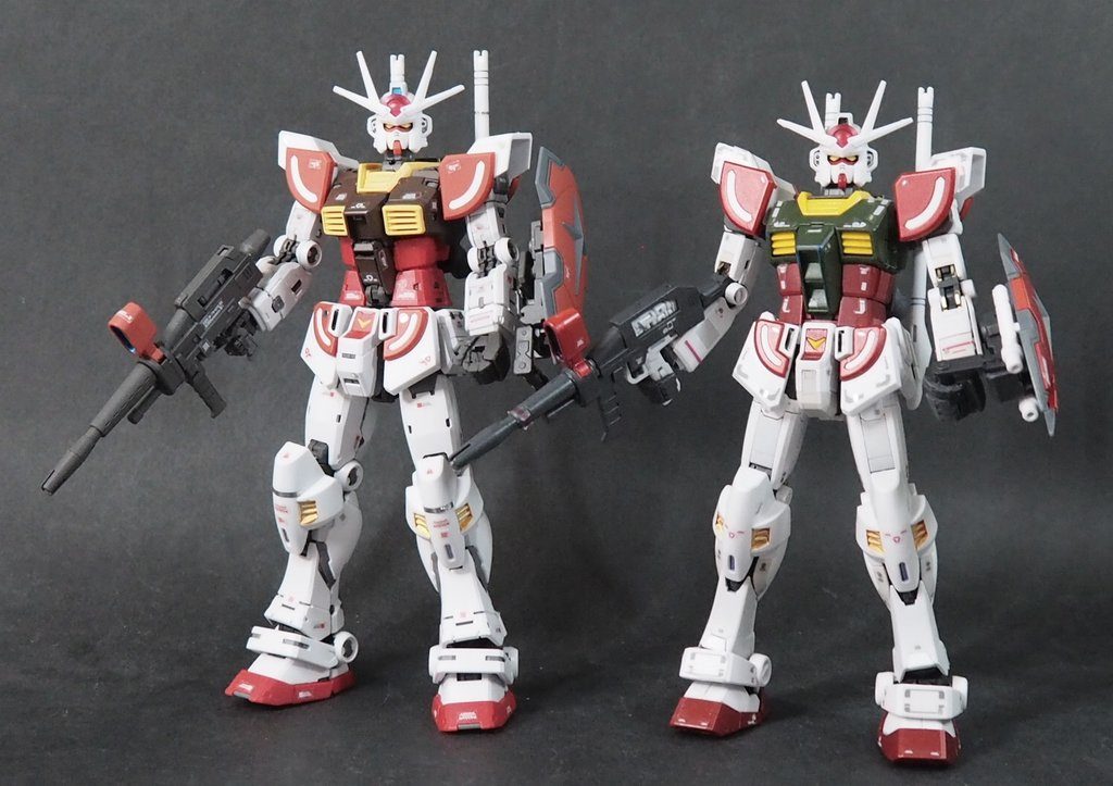 前作RGラーガンダム1.0との比較。コアファイター周りのギミックや首可動の変更で少し背が伸びていますね。1.0の方が胴体周りはアニメ版に近いようです。