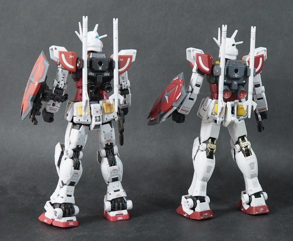 後ろから。左右が入れ替わっちゃいましたが左が2.0、右が1.0です。今のところネット上では私しかラーガンダムのRG化をやっていないようで、2.0の特報を聞いた時も「え…?これRGラーガンダム2.0やらなきゃダメ…?」と思いつつも同時に「実際やらないと誰もやらんだろうな…」とも思えたので、発売日に購入して初手から改造に踏み切りました。今回も全国一番乗りはほぼ確定だとは思いますが、戦国アストレイの時と違ってやる人がいないだけなんですよねぇ…(´・ω・`)