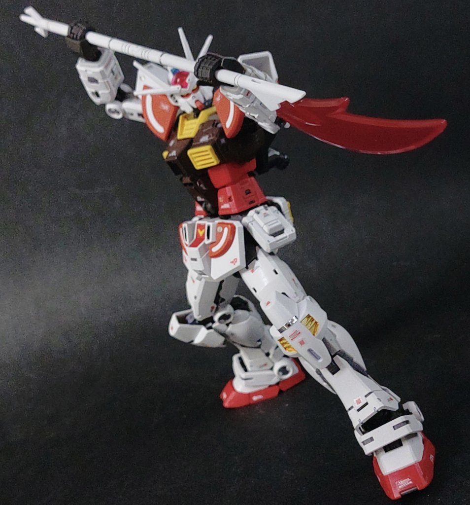 ラーガンダムの肝はいかに薙刀を持たせるか。バズーカやライフルもありますが、やっぱり最後に物を言うのは若武者リオの薙刀捌きですね。今回はポロリも少なく、何よりも可動指ではないのでバッチリ決まります。首の二重ボールジョイントがいい仕事してますね(*´ω`*)