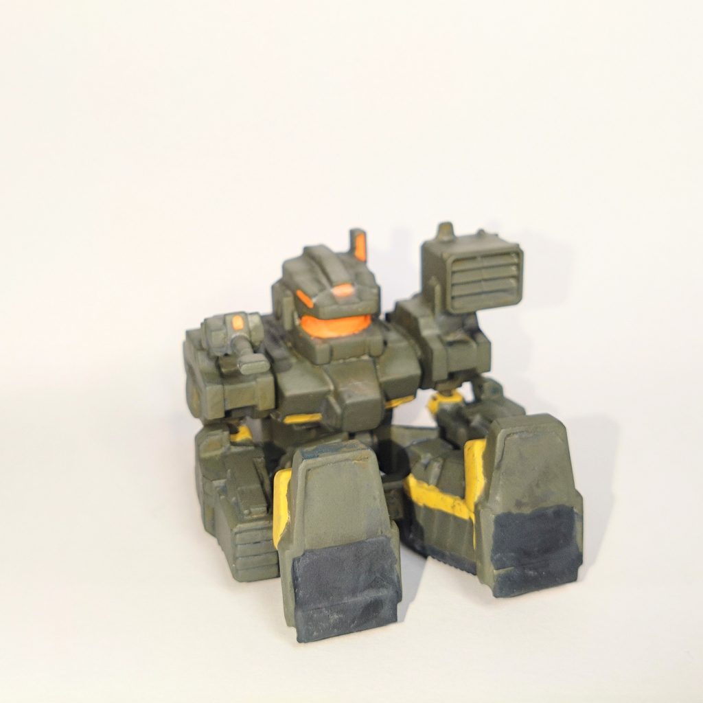 後ろ側や足の裏側はプラ板で埋めました。