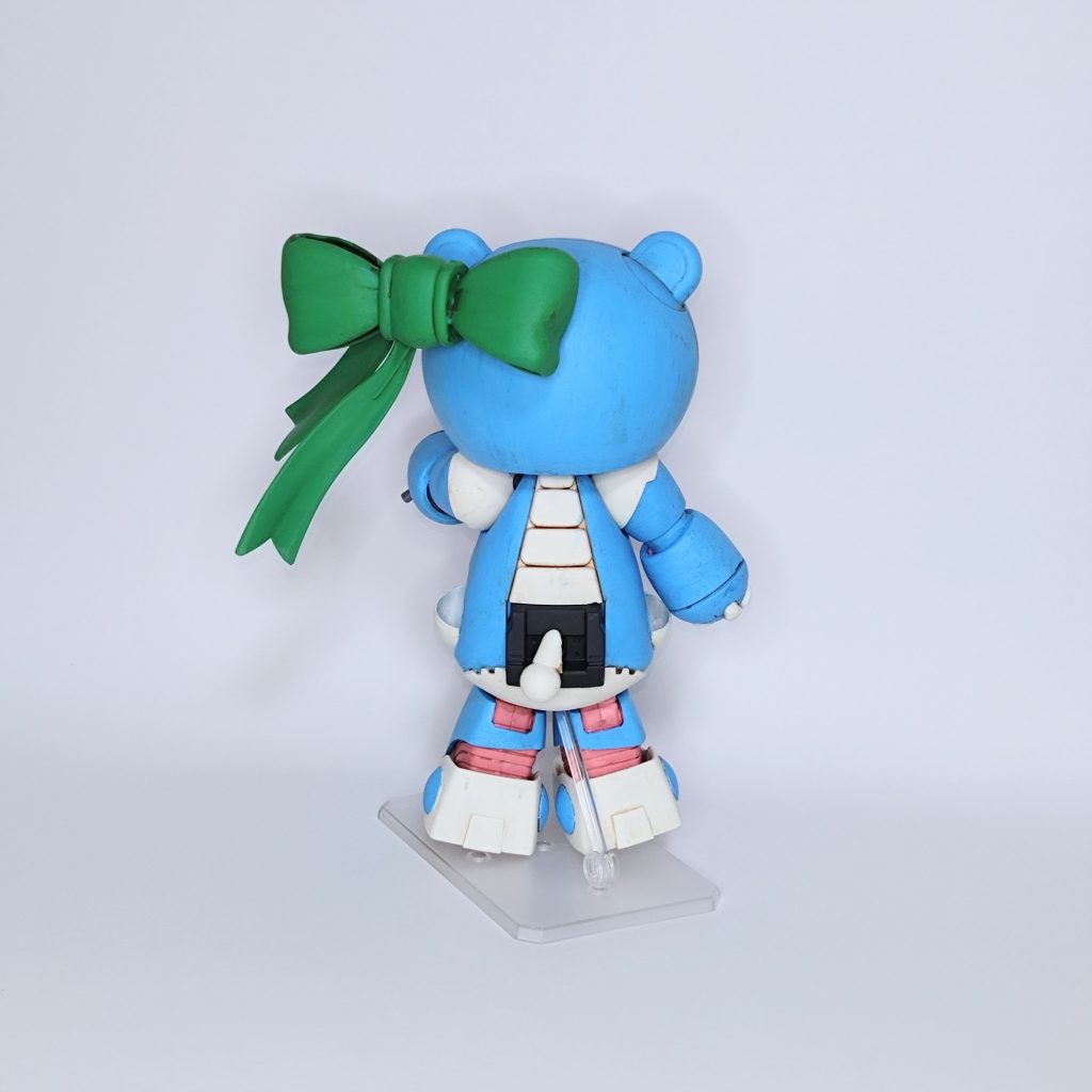 目はランナーで立体感のあるように作り、アイドル(リンプラさん)のイメージから、ベアッガイの表情もウインクと笑顔にしてみました。