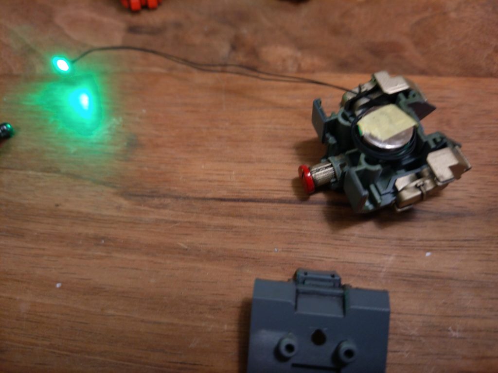 「磁石でON/OFFできる豆球」を購入しました。電池はランドセル内に格納し、豆球はバイザー部とちょんまげ部を照らすように内部で工夫しました。これ画期的でした。物理的スイッチでON/OFFの必要がないため点灯が楽です。僕はランドセル部に電池を入れたので、100均の強力磁石をランドセルにペタリすると、頭がピカッ！と光り（電池もったいね）と消す時も磁石をペタリでOFF！考えた人niceです！