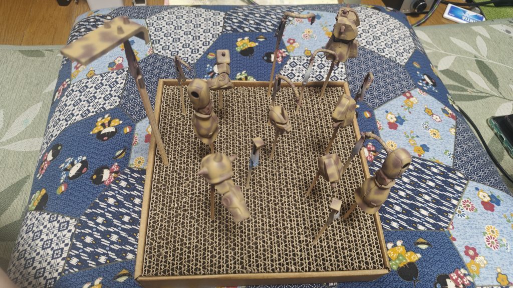 ウェザリング前の迷彩塗装が完了した直後です。このときは迷彩がはっきりと分かる状態だったんですが。