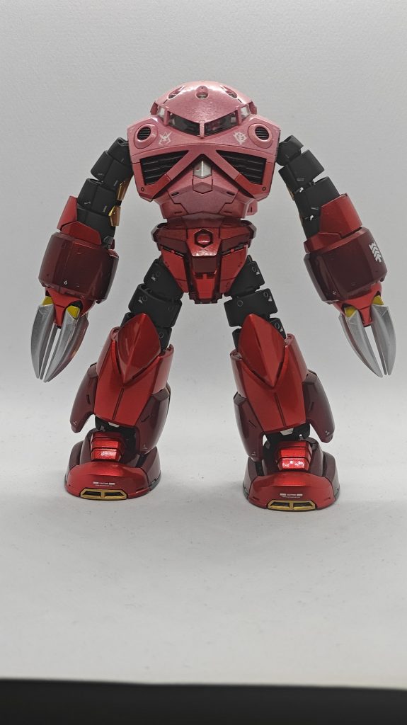 RGの塗装はマスキングいらずで楽できました。その代わりポージングをするたび関節パーツがポロポロと外れて苦労させられます。