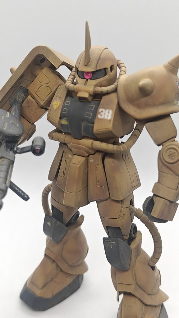 塗装ですが、サーフェイサー(オキサイトレッド)で全体を吹いてからサンディブラウンで重ね、ウッドブラウンを迷彩っぽくなるようにフリーハンドで吹きました。