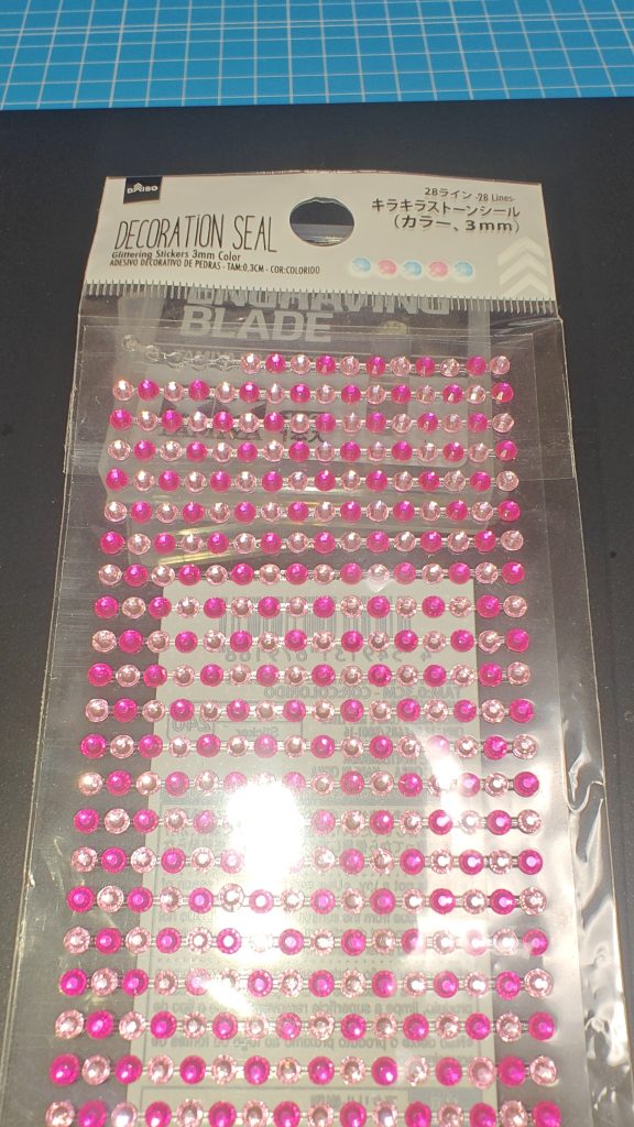 今回、モノアイはダイソーのデコシールを使いました。使い切れる量じゃないですw。