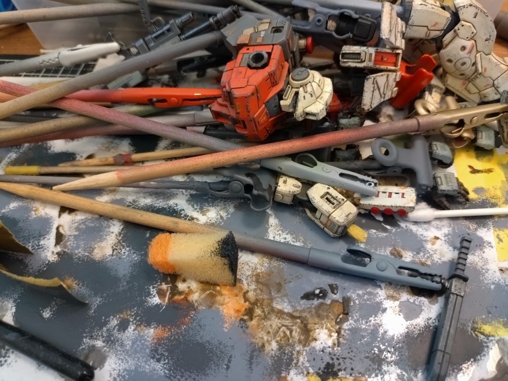 【汚し順】①エナメル墨入れ　②絵具で4色位を塗り拭き取り繰り返す（土汚れ、埃、雨晒し）　③3色スポンジポンポン　④パウダー塗込…眠いし…明日早いし…そして、飽きる…放置