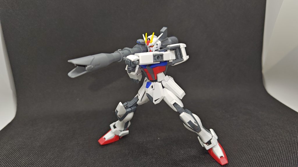 バズーカを構えて。グリップが良い感じに動いてくれます。