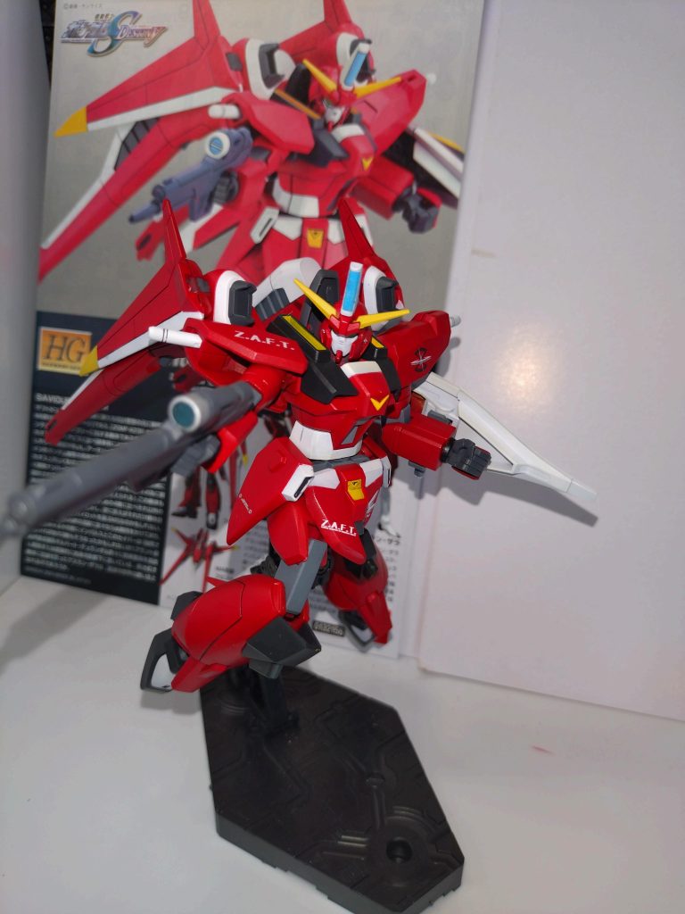 本編ではフリーダムに、バラバラにされてしまう悲しい機体の為なるべくカッコよく作りました。