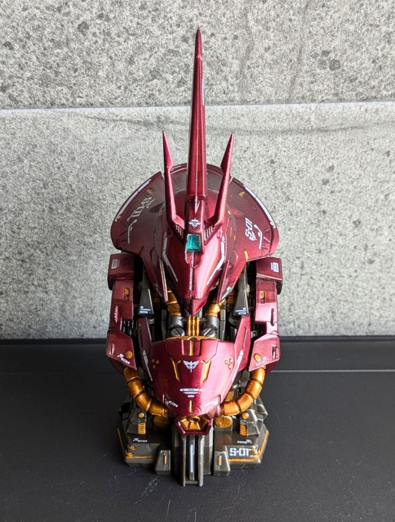 正面俯瞰気味に眺めるとどことなくSFの戦闘機っぽいデザインに見えてくる…胸の内部フレームをもっと見せたい…