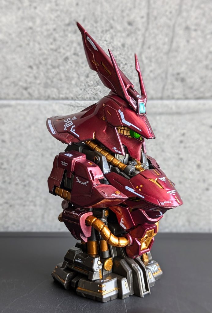 どのアングルも様になっていますが、右向きの斜俯瞰が一番好みです。アンテナセンサーは100均の子供向けシールを流用しています(^^)