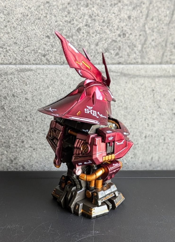 後頭部にはシールド用のネオジオンロゴデカール(ゴールド)を使うか悩みましたがくどくなりそうでしたのであえてシンプルに。