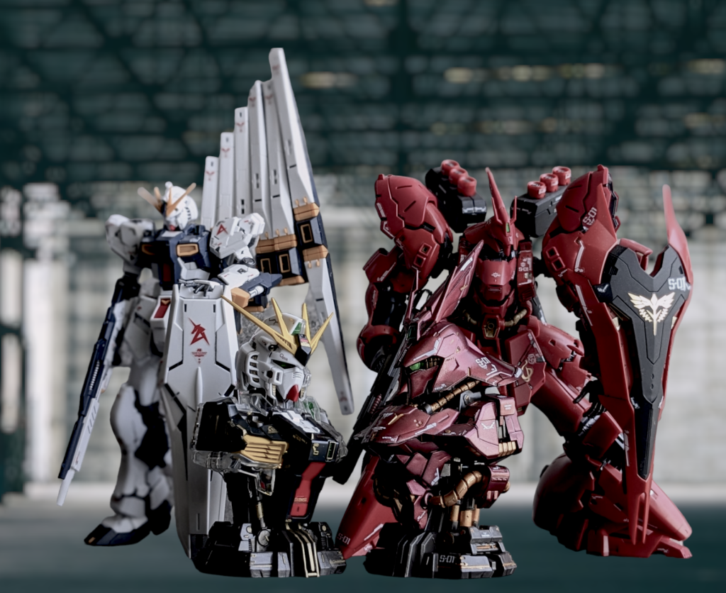 過去に制作したRGとメカニカルバストを組み合わせて飾ろうとしたら冒頭のifストーリーを妄想しておりましたー(^^)後ろのRG両機はほぼ素組です。素組なのにこんなに格好いい…ガンダムver.2.0も早く着手したい！