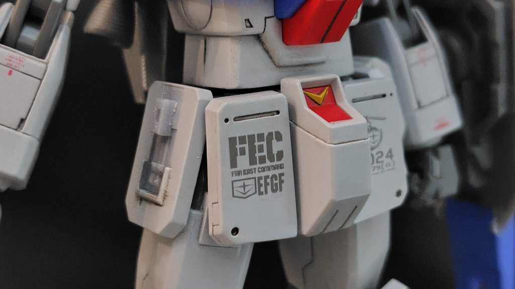 フロントアーマーとサイドアーマーはキットより少し厚みを持たせています。サイドアーマーのマシンガンのマガジンは外れます。マシンガンのマシンガンの脱着はサイドアーマーに設けた接続部の突起だけです。マガジン側には突起よりほんの少し狭い溝が設けてあります。マガジンも出力品ですが、キットのマシンガンに装着できるよう設計しました。