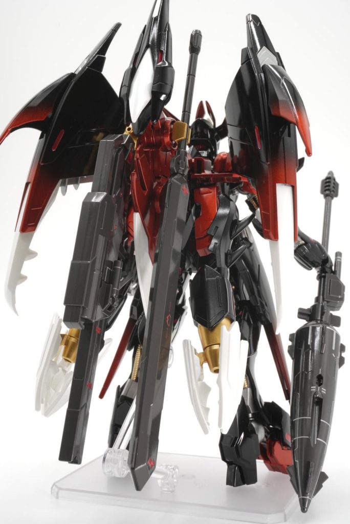 一応バックパック部分に3mm穴があるので、武装を担ぐ事も可能です。