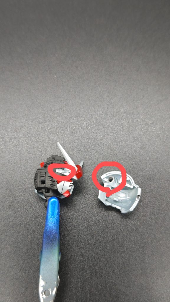 バルカン部分が埋まるのは、どうやら赤枠の部分が接触してしまうようでした。そのため、外装甲のバルカン部分を拡張し、バルカン下のひさし部分の外側を少し削っています。埋まってしまうのが、気になる場合は参考になれば幸いです。