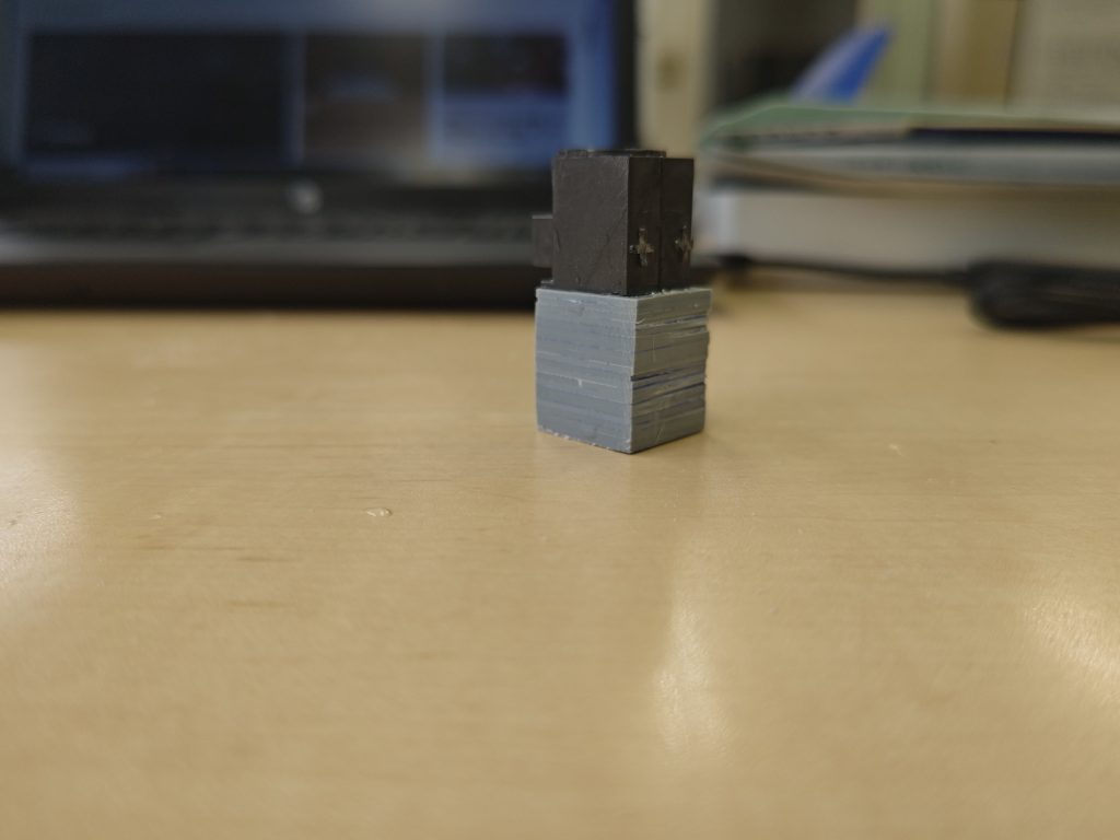 太腿フレーム延長して倍にしているのですが、それでも立て膝には長さ足りませんでした。足の付け根の接続軸も下げて、更に最終的に膝アーマー部分で長さを稼ぎ調整。