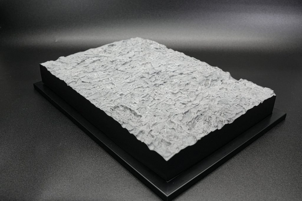 今回制作した台座です。スタイロフォームにはんだごてを使い凹凸を作った後、下地、モデリングペースト、ウェザリングで仕上げてます。