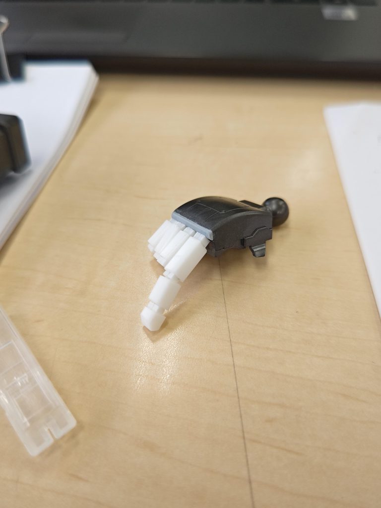 48じゃあ平手はどこにも売ってないので、自作するしかないです。ちなみにこれは指先短すぎたので作り直し