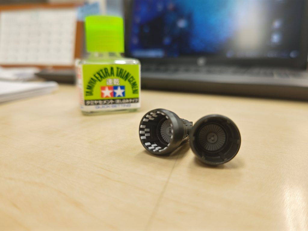 内側にはプラ板を貼り付け。塗装後、最後に余ってたバーニアの一部を設置してます