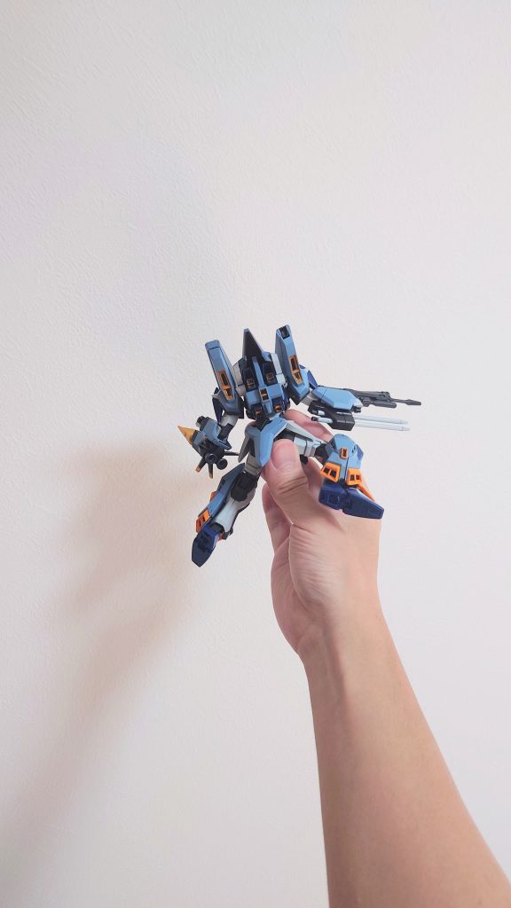 発売当初話題になった背中の塗り分け問題ですが、今の力量ならもうちょっと上手に塗れると思いましたが…やっぱりイエローの隠蔽力の弱さに苦労し… このぐらい離さないと見ちゃダメ！拡大もダメー！