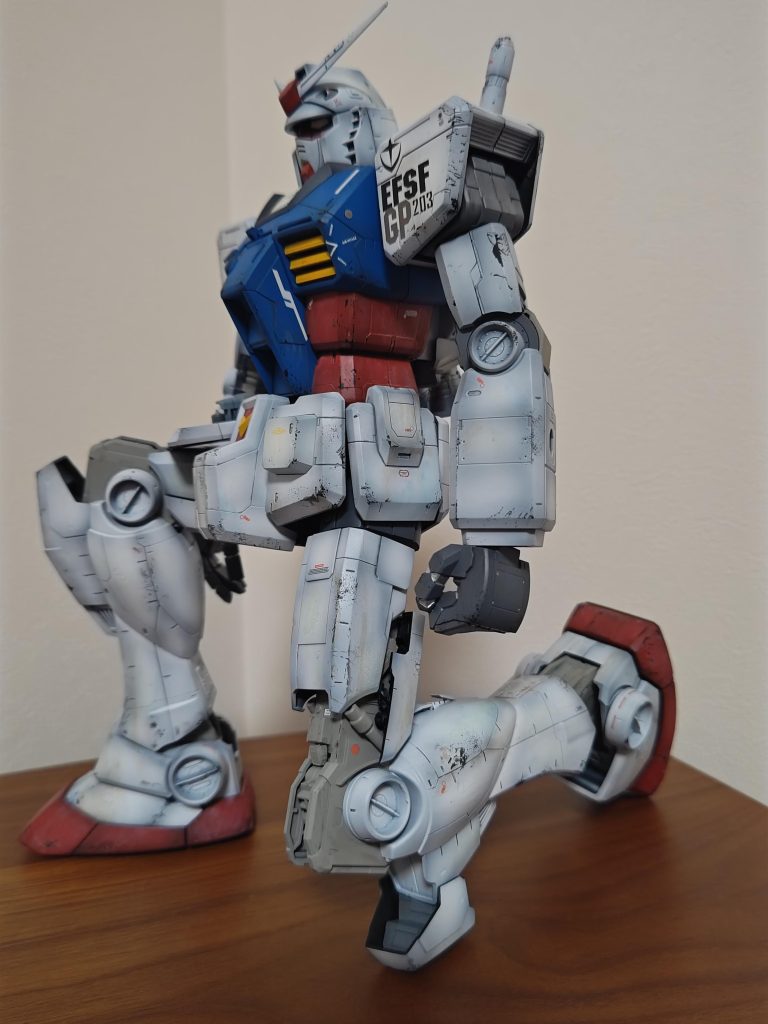 立ちっぱなしだと場所も取るので立膝にしよう！としたらキットのままでは立膝できません。自然に見えるよう弄ってみました。ガンダム自体はたまにはＷＢ101でないガンダムにしようと考えて、グレイファントム所属にしてみたけど、GPって試作1号機とかと被ってるな…。『こいつゼフィランサスのデカール貼ってるよ草』とか思われないかとびくびく。間違っていること承知でTＨにすべきだったか今でも悩み中です。