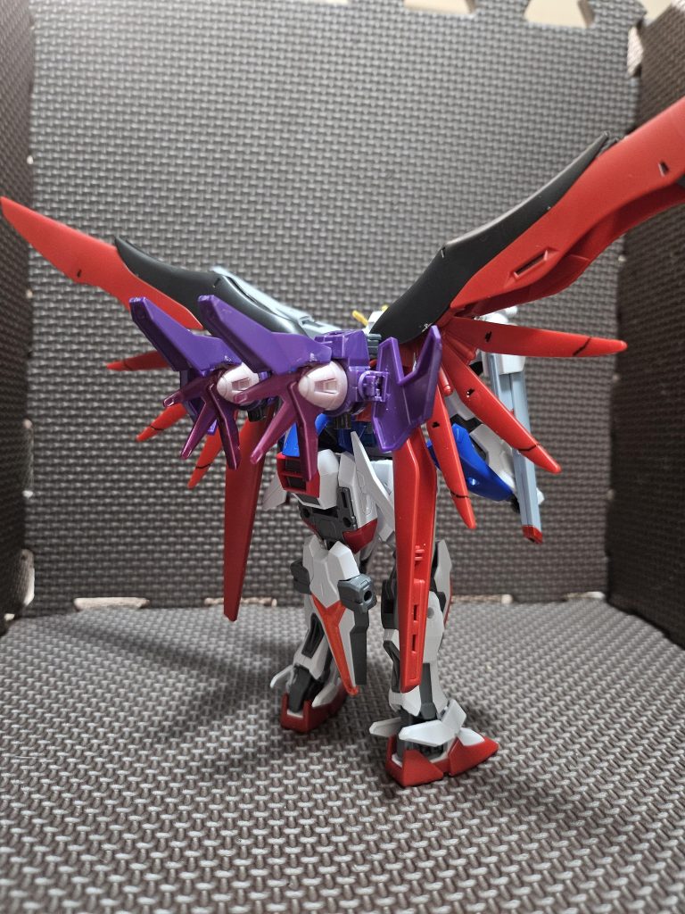 1号機と違いスマートですが、背面にGNドライブと小型ヴォワチュール・リュミエールを装備。ミラージュコロイドとGN粒子の併用により実態を持った分身を生成可能(本家は次元の壁越えてるとか何とか。。。)GN粒子による自機の粒子化による回避、攻撃が出来るように。エフェクトパーツ未所持なのが悔やまれる所。。。