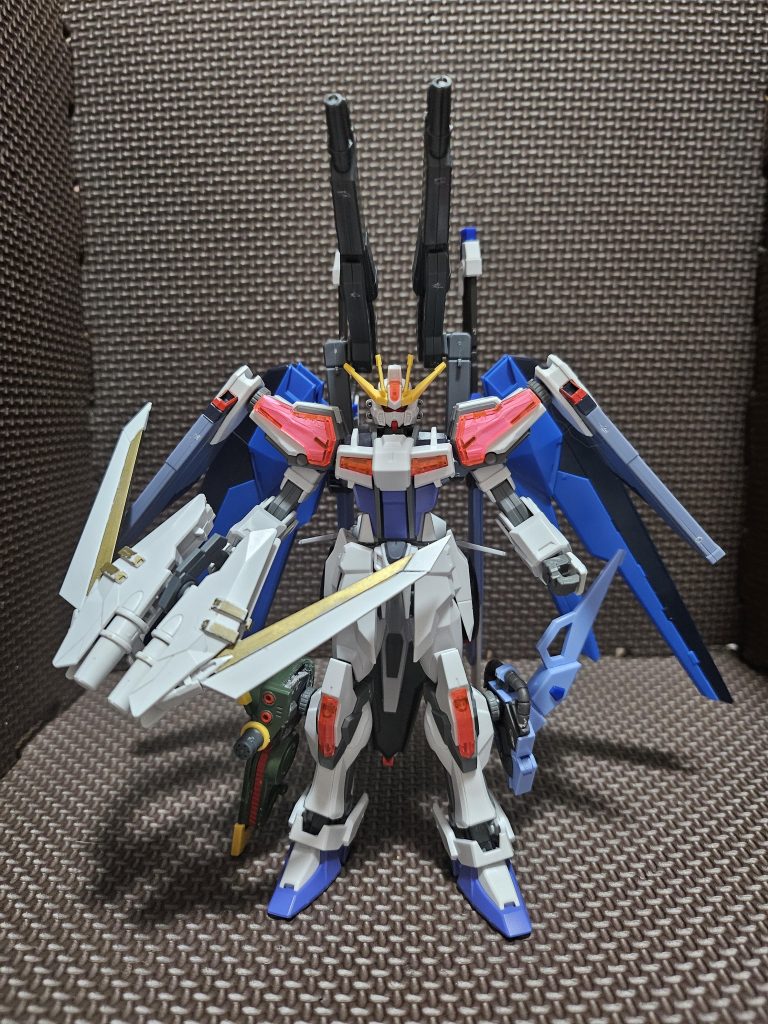 准将が嫌いな重武装による重量増加、ブースター増設で乗り切る為の詰め込み機体です。ストライカーパック要素を盛込みキラ・ヤマトの搭乗機系でのカスタムです。手にはマルチプルウェポンライフルを装備アローモード、ピストルモード、トンファーモード、ブレードモード、ビームサーベルモードと色々出来ます。左足にビームブーメラン マイダスメッサー、ロケットアンカー パンツァーアイゼン右足にコンボウェポンポッド両肩部にブースター兼クスィフィアスレール砲装備ビームサーベル取り付け忘れましたw
