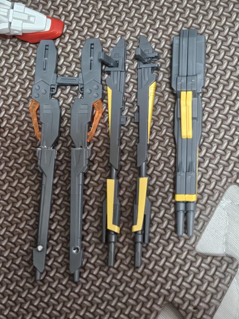 ツインバスターライフルを強化してます。サイズを伸ばして見栄えとギミックを追加。1番右が純正で長さがかなり伸びて連結出来るんですが、ツインというよりクアッドバスターライフルかも知れません笑