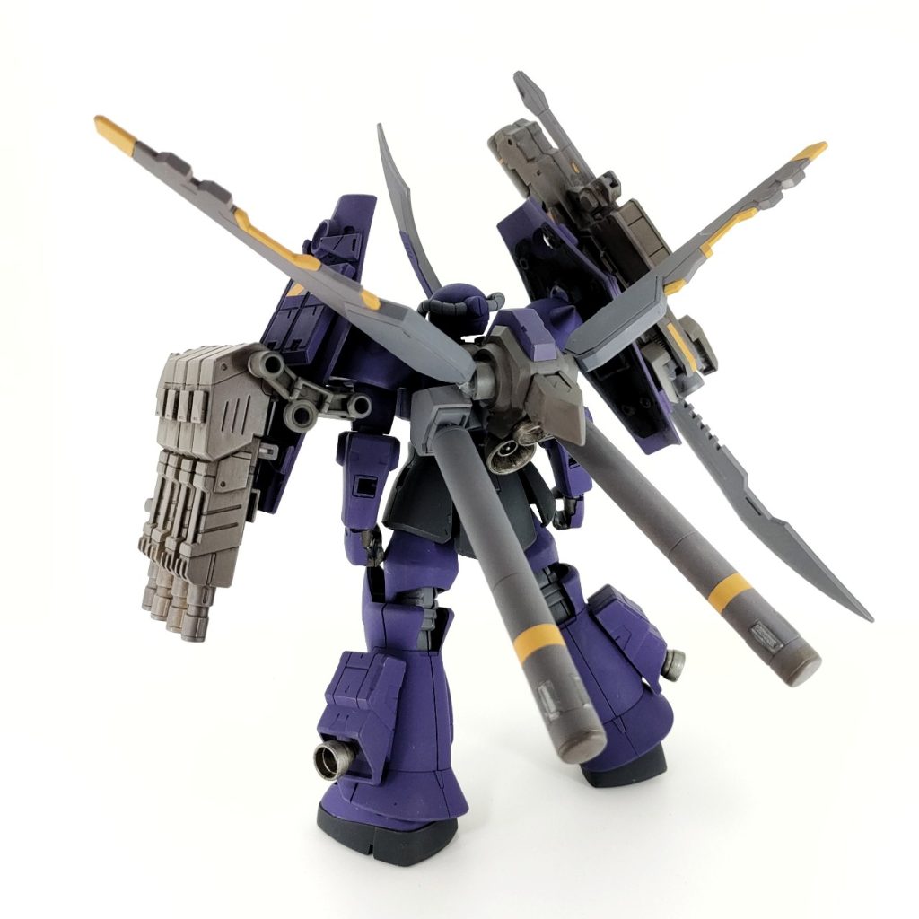 グフデンジャラスは、グフの改造機です。巨大な武器を力任せに使いゴリ押しで戦います。