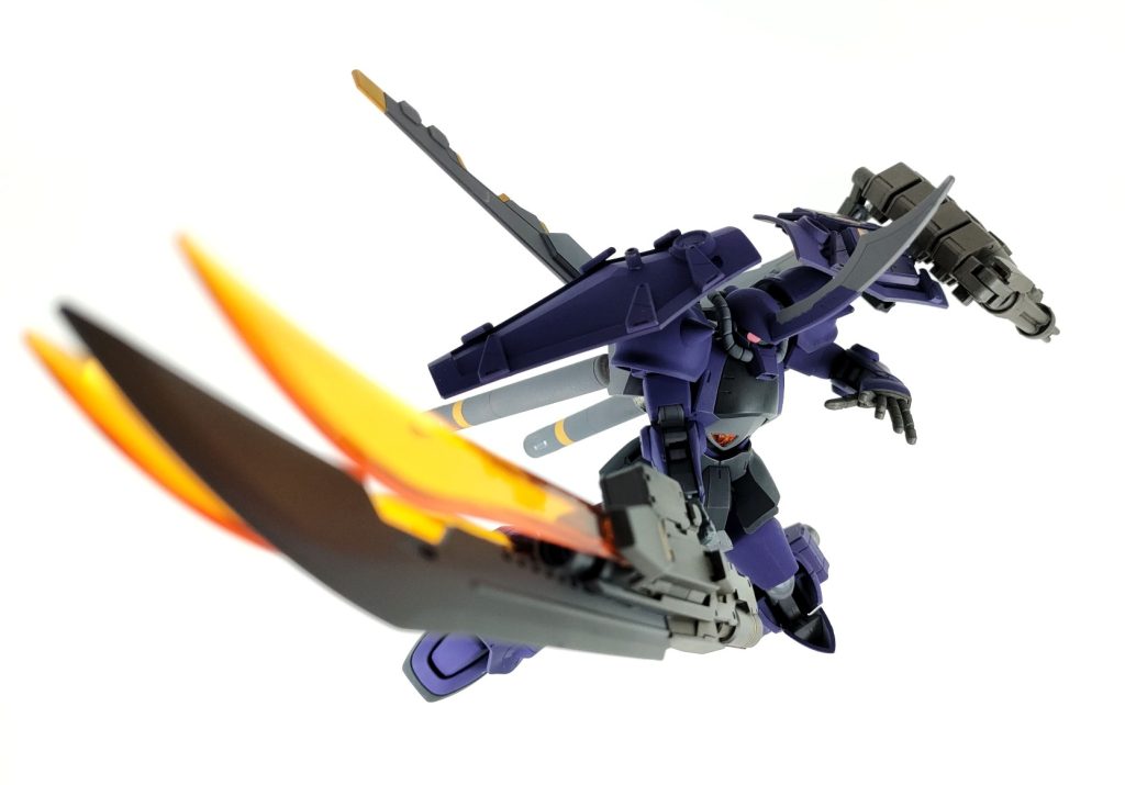 ヒートモードにすることで、2枚のヒート刃が展開、相手を切り溶かします。