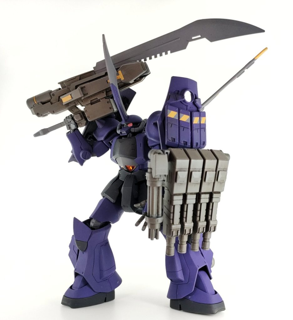 右肩に載せているのはビッグガンヒートサーベルです。大きな砲身に大きな刃をくっつけた銃剣のような武器です。