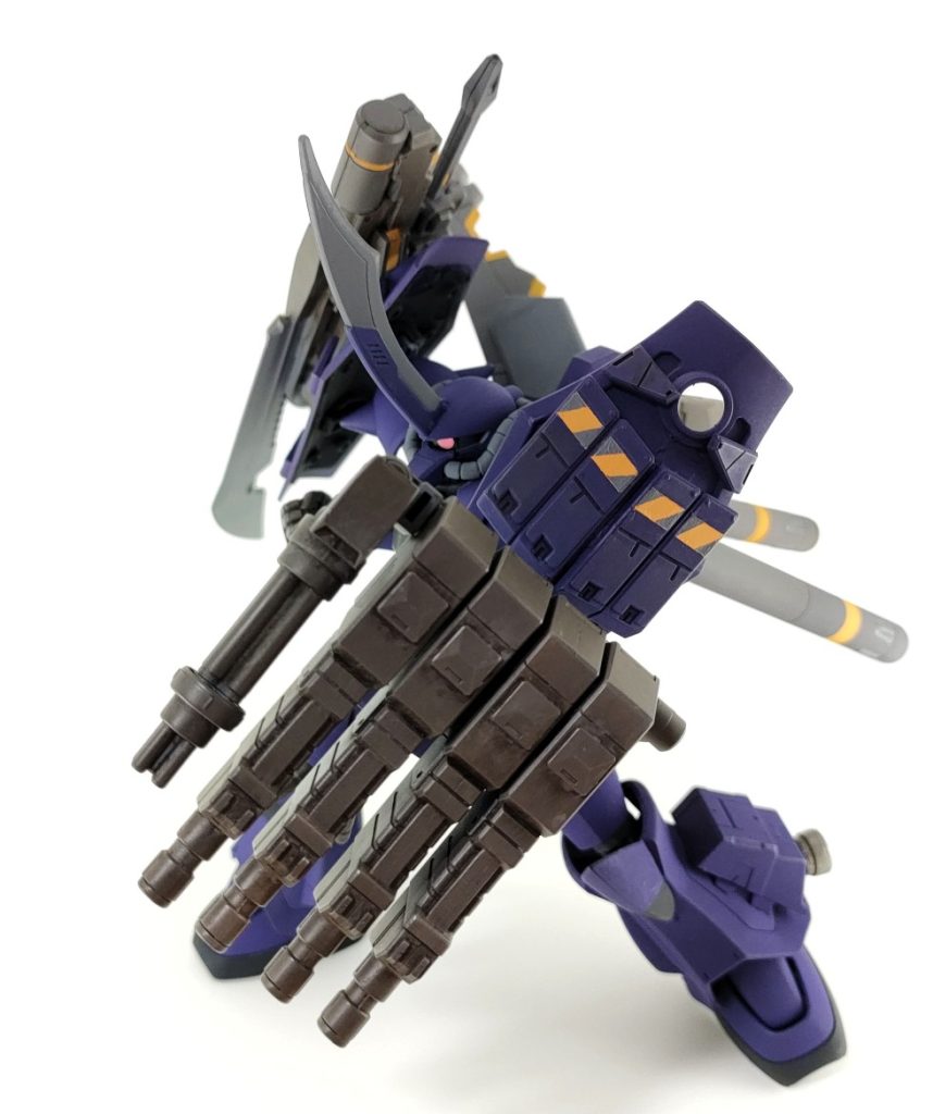 左肩に載せているのはビッグフィンガービームライフルガトリングシールドです。4つのビームライフルにガトリングガンをくっつけてシールドに載っけた複合装備です。