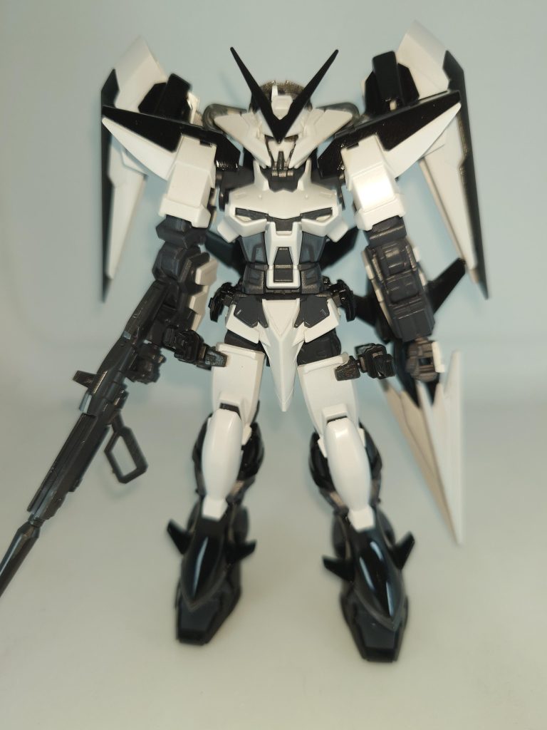 正面。オーブにて連合やザフトの技術検証及びオーブの手を離れ様々な環境で活躍する「アストレイ」の検証のため各フレームのデータを統合し建造された。その稼働目的からユナイト(統合)フレームの名を与えられた