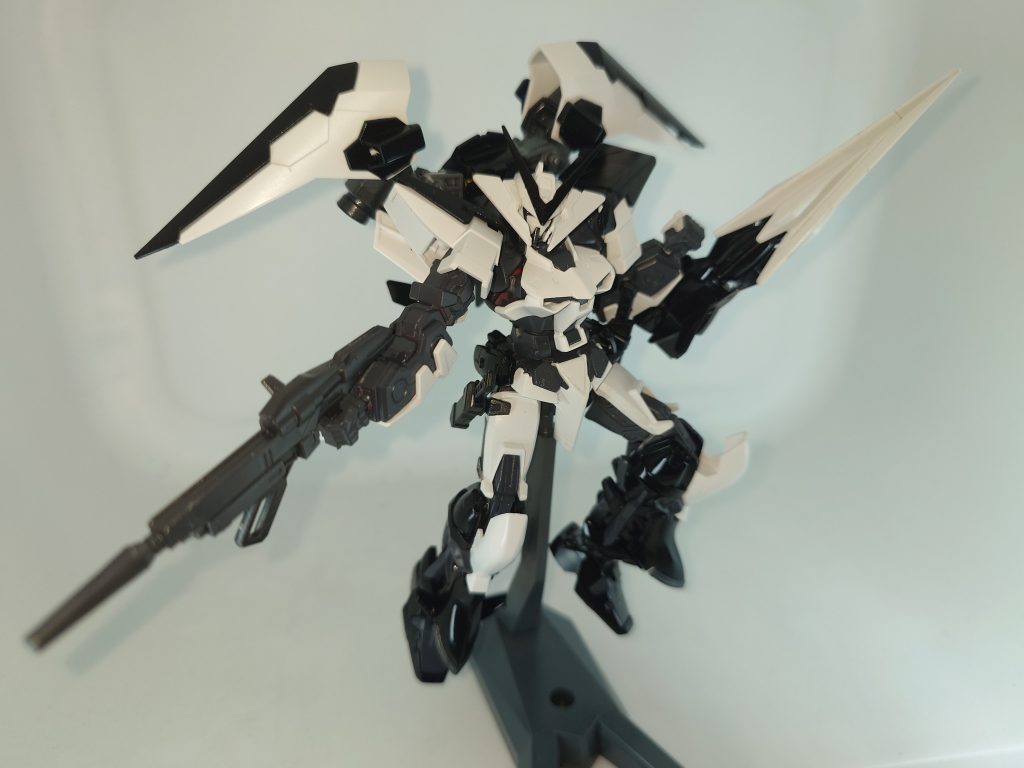 ビームライフルは従来の物と外見は大きく変わらないものもも技術はアップデートされ性能は大きく向上している