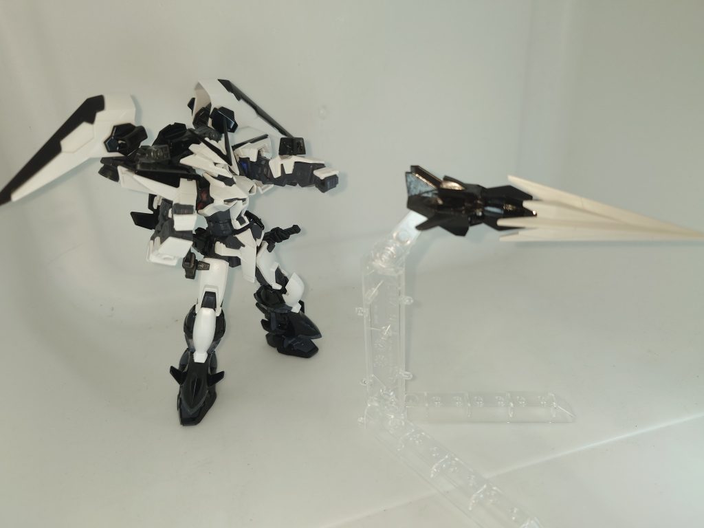 「ブリッツ」に採用されていた兵装グレイプニールを参考に開発された兵装「アマノサカホコ」。対フェムテク装甲採用機を想定しクローを大型化かつレッドフレームが装備していた「ガーベラストレート」に用いられた製法を流用することで威力の向上を図るほか、簡易ドラグーンシステムによる無線化が施された。