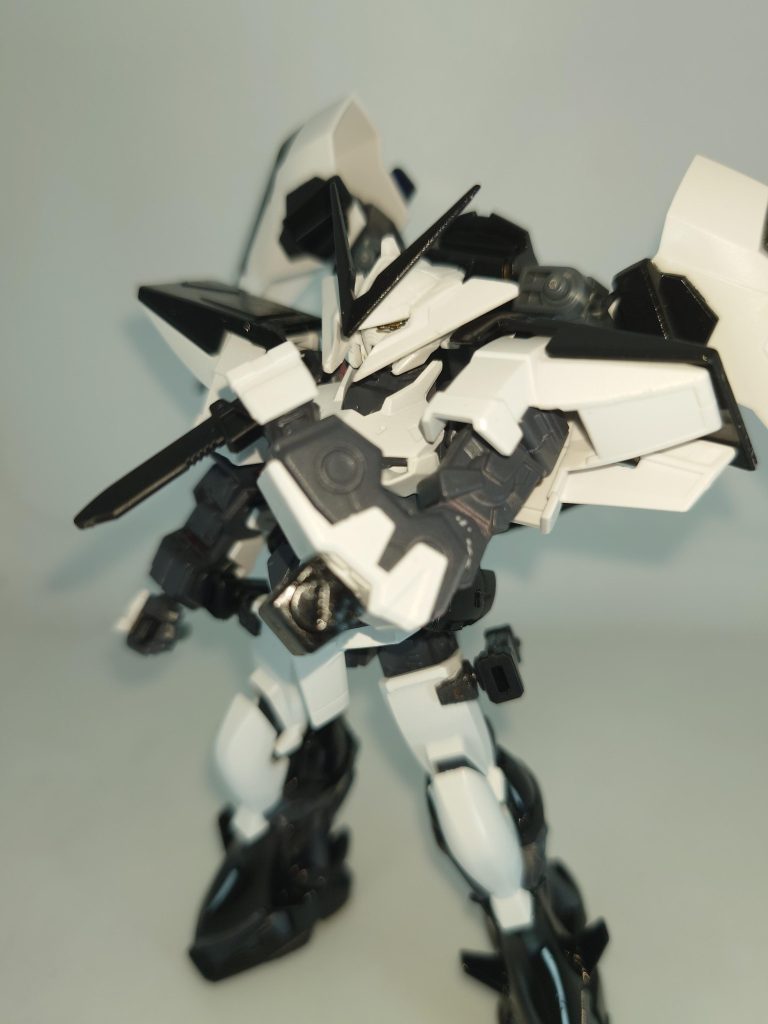 アーマーシュナイダー。扱いが難しいものの大戦初期から「ストライク」や「ブルーフレーム」が戦果を挙げていることから引き続き採用されている。