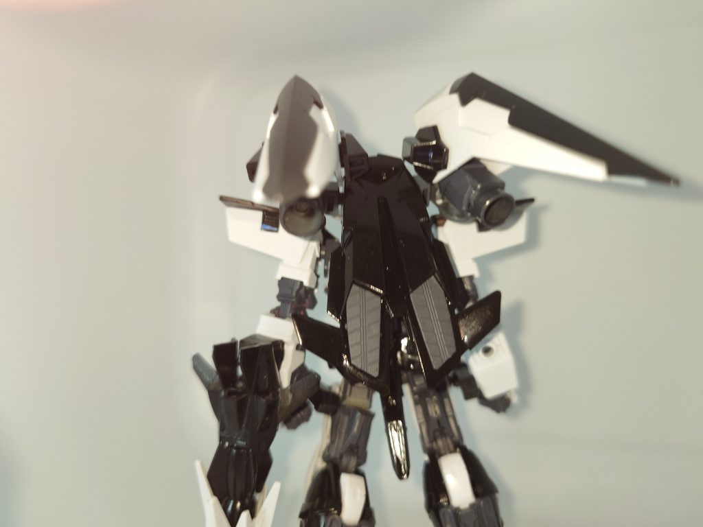 バックパックは「ゴールドフレーム天」のものをベースに新型のブーストバインダーを装備し宇宙、重力下でも変わらない機動力を確保している。