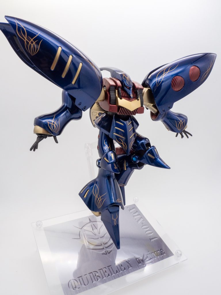 メインカラーは、ガイアさんのプリズムブルーブラックを使用しています。塗った後、コンパウンドで中研ぎをし、ハイキューパーツさんのトライバルデカールを貼っています。さらにクリアコートし、さらに磨き込んでいます。