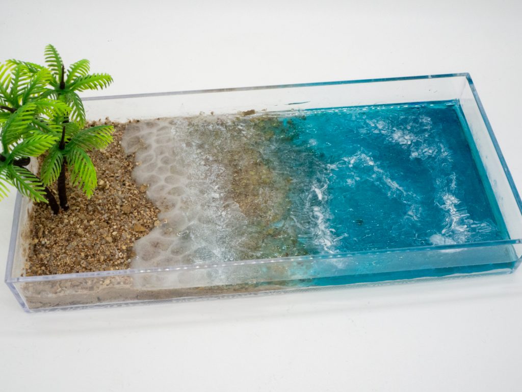 ジェルメディウムが硬化したら、白の絵の具をドライブラシして、波を表現していきます。