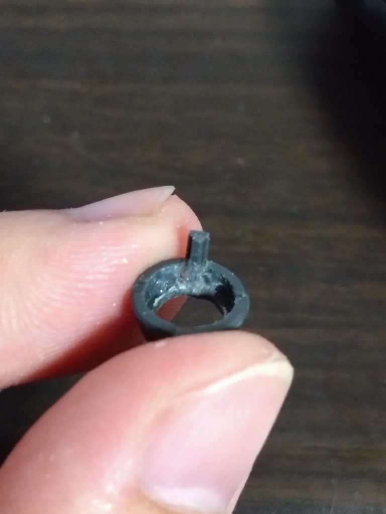 その凸形状が下のモノアイ移動用レバーの基部の保持を兼ねているので、漫然と削り落とし&Hアイズ用の穴をあけていると、このレバーが「モロッ」と行きます。幸い裏側にスペースがあるので、瞬着なりパテなりで裏打ちして強度確保しておいたほうがいいかもしれません。なお私は、モロッと行きかけてから慌てて裏打ちしたうっかりさんです。