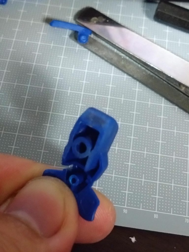 リバイブグフの前側の「ふんどし」裏側には妙な空洞があるのですが、このリバイブグフは全体のデザイン解釈がMGグフVer2.0によっているようで、MGVer2.0だとこの隙間に、直線のスリット状ディテールが入った、腰部フレームが入り込んでいてるんですね。ここの空洞と、妙な直線状の隙間の空いた上面部分は、MGのディテールをHG相当に簡素化した形状なのだろうと考えれば、埋めなくてもいいのかとも思ったのですが…何も入ってないのにこの大きさの穴はちょっと目立つなぁ。と感じたので、イージーサイディングでサクッと埋めました。