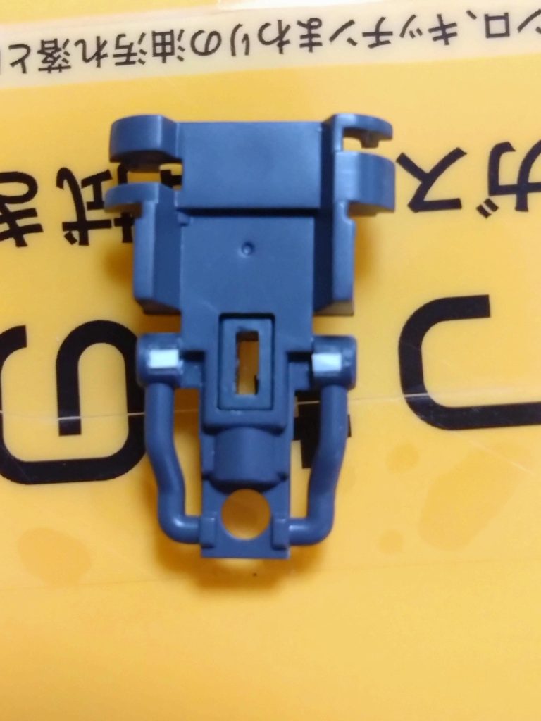 三連ガトリングの裏側には地味に肉抜きがあります。ちょうどいいサイズのプラ棒があったので、突っ込んで埋めました。