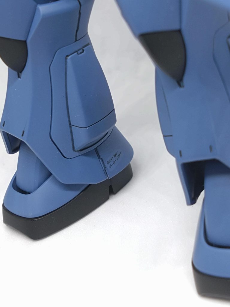 ”戦争を楽しもう、平和が怖い”漫画版で書かれている位置と書体が判明したので、画像としてとり込んでデカール化して再現。もっともこの落書きは小説版(とそのコミカライズ的内容のガンダムA漫画版)のみの要素ではあり、また漫画版はメカデザインも結構独自解釈が多かったりしたので、明確に何の再現とも言えない所があるのですが…どうせ肉眼では文字をハッキリ識別できないだろうと、かなり雑に取り込んだのでよく見ると文字が潰れまくってます。