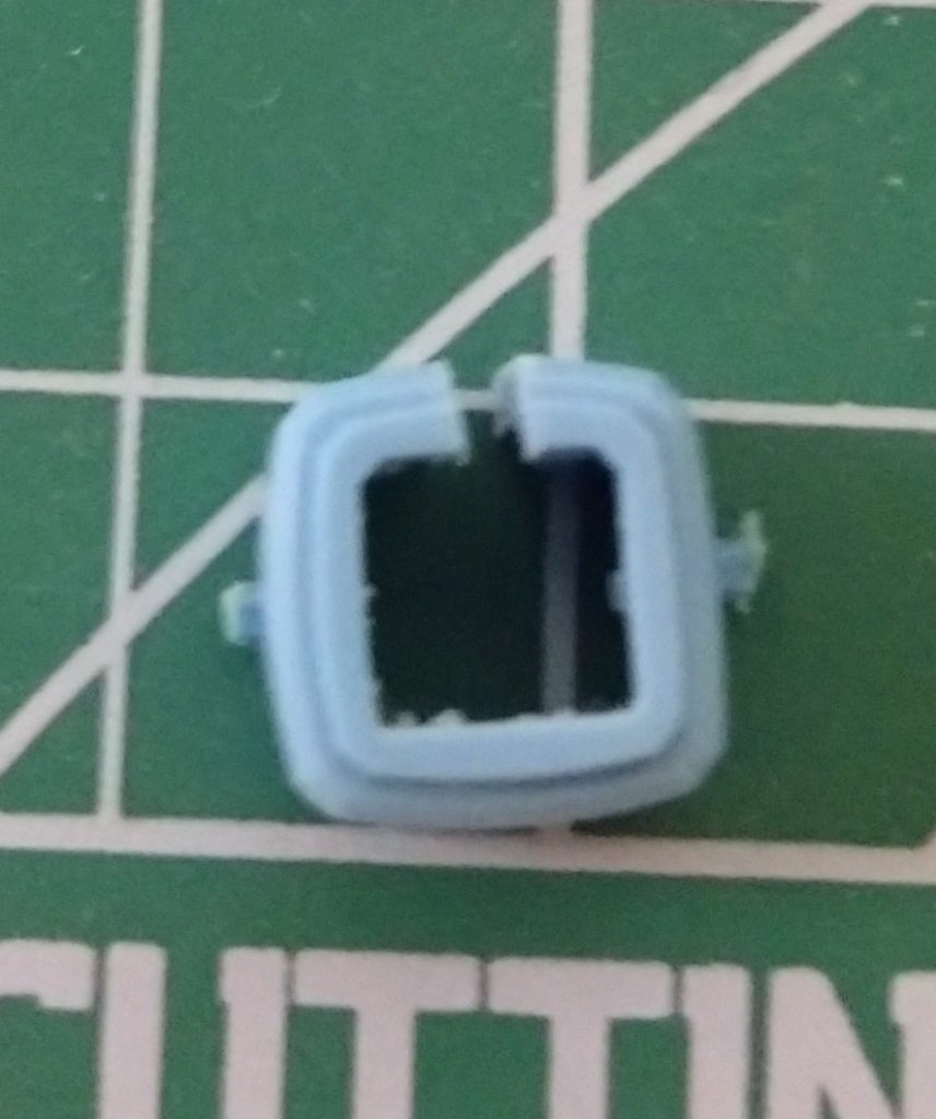 ドナヒューの(というかコロニーの落ちた地で版の)グフを再現する時に一番課題になるのは左腕のガトリングガンの接続基部です。グフの腕の面構成上ポン付けしようにも、肘の方に向かって膨らむ形により干渉してしまいます。グフカスタムも同じような面構成なのですが、カスタムは手首の周りの「袖」の部分が膨らんでいるため、上方向に接続基部が逃げて干渉を避けている構造になっています。そこで今回は、その「膨らんでいる袖」の部分ごとグフカスタム左手首のダボピンを切り取り、極細真鍮線二本と強力な瞬間接着剤で軸うちしてリバイブグフの左手首に移植しました。