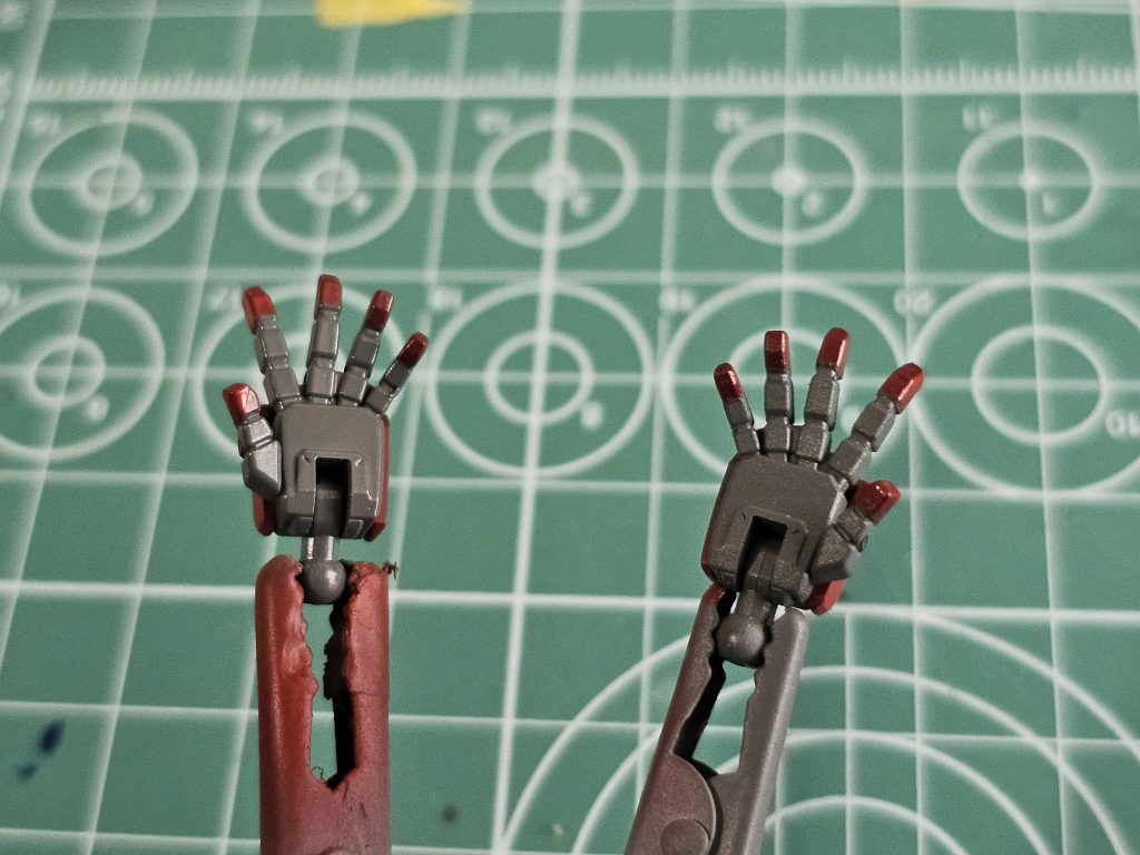 指先はAOZの機体を参考に赤く